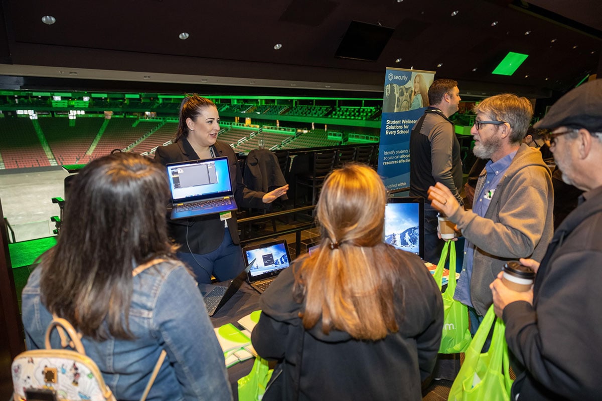 Bluum 2023 Tech Tour ScreenBeam with Customers
