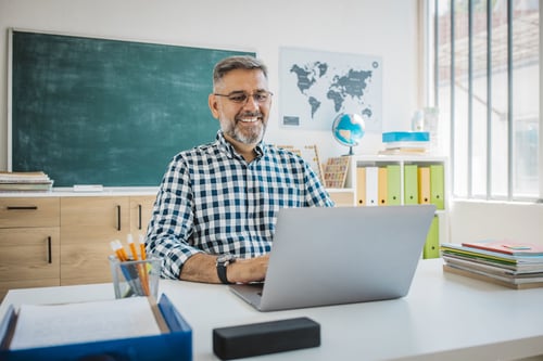 lifestyle-bluum-teacher-laptop-computer-classroom