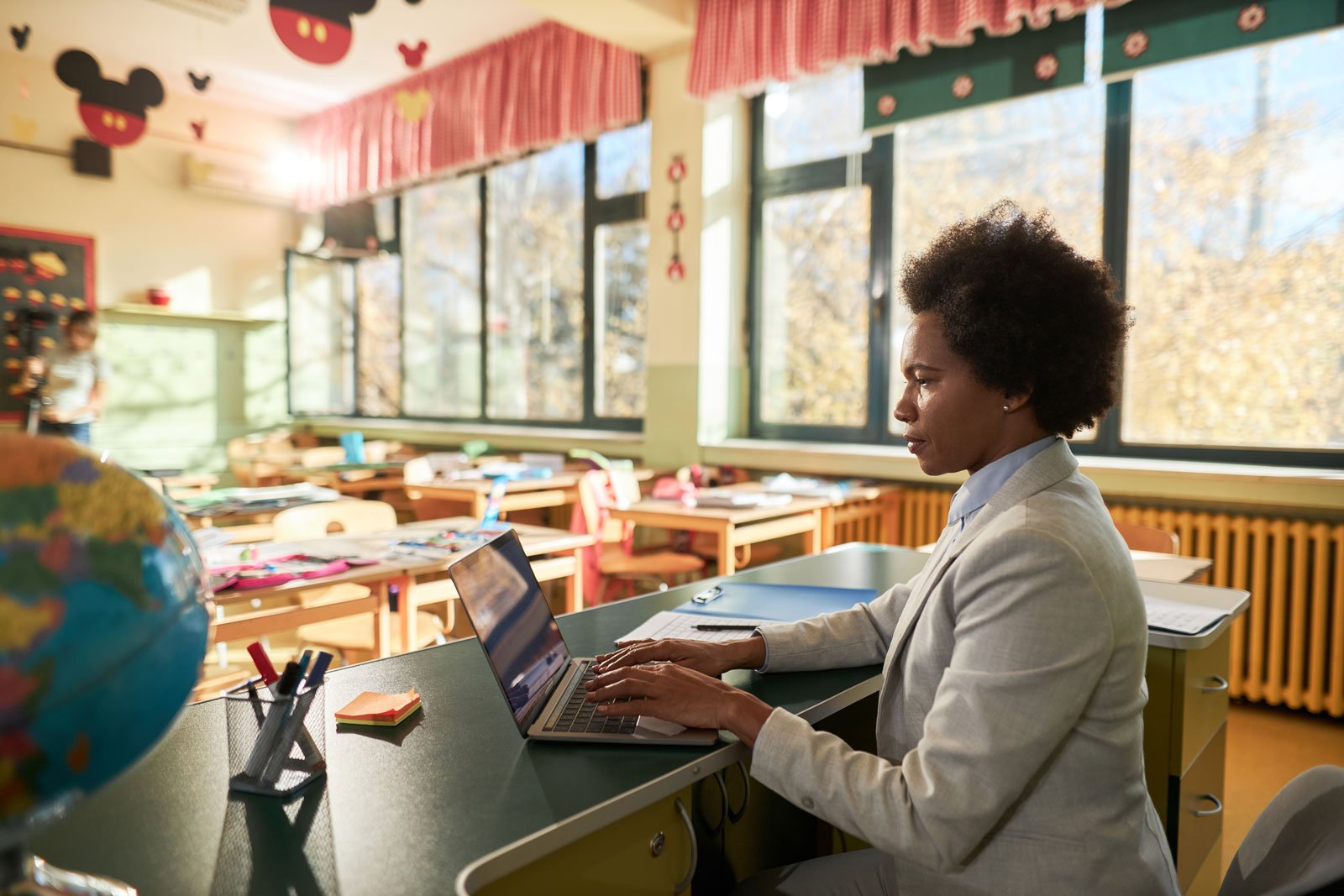 lifestyle-bluum-teacher-laptop-classroom