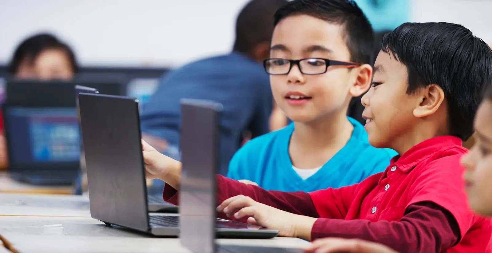lifestyle-bluum-two-boys-laptop-full