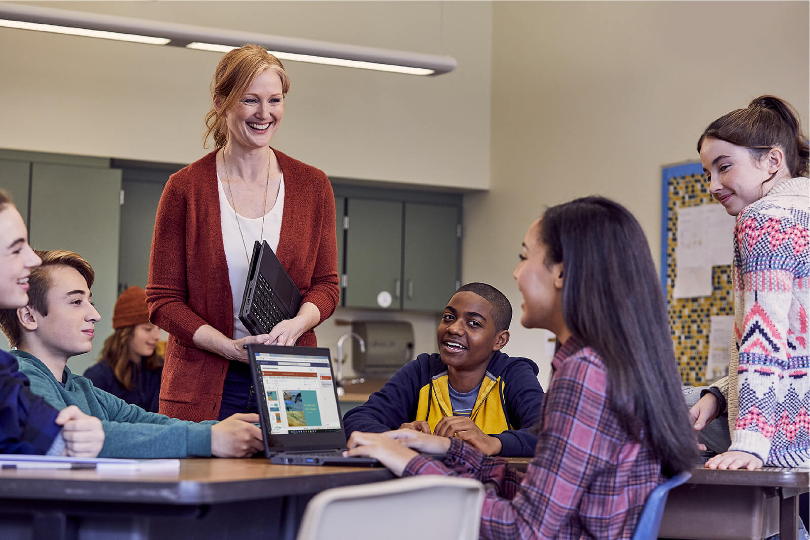 lifestyle-bluum-classroom-laptops-full