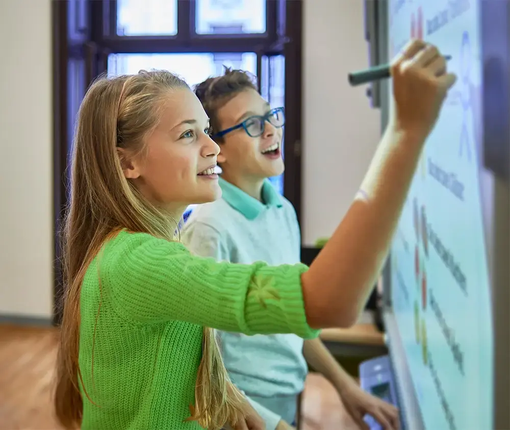 classroom_students_smartboard-is-1068777864_1000x843 (1)