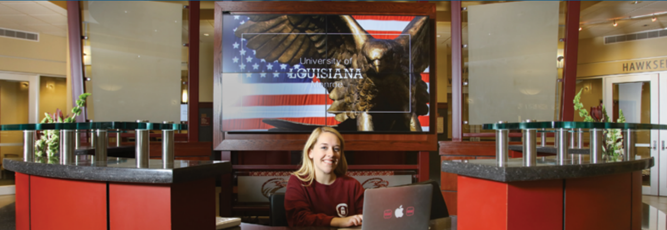 Woman sitting at a ULM desk.